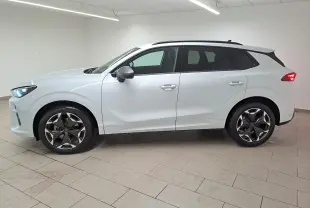 Vue de profil côté gauche du CUPRA TERRAMAR blanc Nevada avec jantes 19'' Cosmic usinées dans un intérieur neutre.