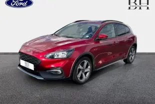 Ford Focus 1.0 EcoBoost 2020 en Premium Rouge Candy, vue 3/4 avant droit avec jantes alliage et vitres surteintées.