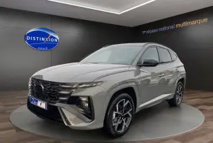 Hyundai Tucson 1.6 Hybrid N Line gris foncé vu en 3/4 avant droit avec calandre noire et jantes sport.
