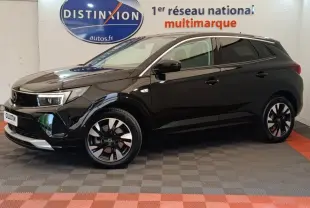 Opel Grandland hybride rechargeable noir en profil droit, avec jantes bicolores et calandre moderne en showroom.