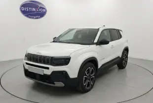 Jeep Avenger blanc en 3/4 avant droit, avec calandre noire et jantes alliage distinctives, dans un studio lumineux.