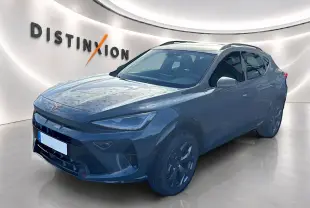 Vue 3/4 avant d'un CUPRA Formentor bleu fjord avec jantes 18 pouces et barres de toit, en intérieur showroom.