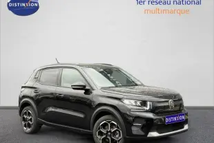 Vue 3/4 avant droite de la Citroën C3 électrique 2025 en noir Perla Nera avec jantes alu distinctives.
