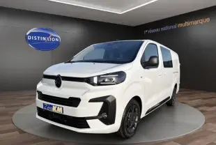 Citroën Jumpy XL blanc vu en 3/4 avant droit, avec calandre noire et jantes foncées, en showroom intérieur.