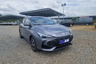 Vue 3/4 avant droite d'une MG3 1.5L Hybrid+ 195ch Luxury gris Hampstead, avec calandre noire et jantes stylées.