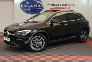 Mercedes GLA 250 e AMG Line noir en 3/4 avant droit, avec jantes alliage et rails de toit chromés visibles.