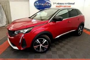 Peugeot 3008 GT rouge vue en 3/4 avant droit, avec jantes alliage et toit noir contrasté dans un showroom.