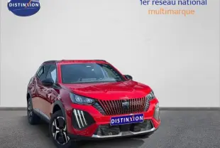 Peugeot 2008 1.2 Hybrid rouge Elixir vue 3/4 avant avec calandre verticale et feux LED distinctifs.