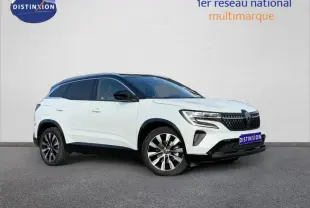Renault Austral blanc nacré avec toit noir étoilé, vue 3/4 avant droit mettant en valeur ses jantes et calandre moderne.