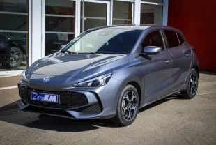 MG3 1.5L Hybrid+ 195ch Luxury en Hampstead Grey, vue 3/4 avant avec jantes distinctives et calandre noire.