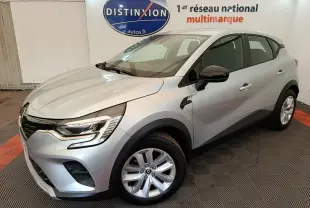 Renault Captur Business E-Tech hybride gris clair vu 3/4 avant droit en intérieur avec jantes alliage et feux LED.