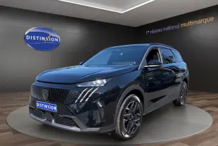 Peugeot 5008 noir en 3/4 avant droit, avec calandre distinctive et jantes noires brillantes.