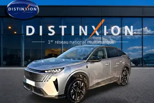 Peugeot 3008 gris en 3/4 avant droit, avec calandre distinctive et jantes alliage noires brillantes.