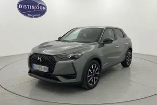 DS3 100 BVM6 Performance Line gris vue 3/4 avant droit dans un studio avec calandre noire distinctive.