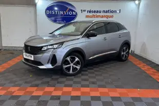 Peugeot 3008 BlueHDi gris clair vue 3/4 avant droit, avec jantes noires et toit noir dans un showroom.