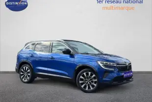 Vue 3/4 avant droite du Renault Austral 2025 bleu Outremer avec toit noir étoilé et jantes alliage distinctives.