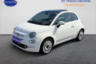 Fiat 500 blanc vue 3/4 avant droit, jantes alliage et toit panoramique en verre visible.