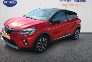 Renault Captur TCe90 Intens rouge toit noir vu en 3/4 avant droit avec jantes alliage et feux LED allumés.