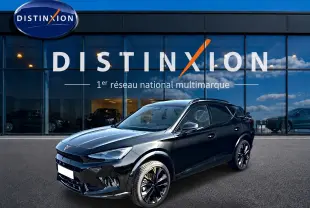 Vue 3/4 avant droit du SUV CUPRA Formentor noir 2026 avec jantes noires et détails cuivrés, devant un showroom Distinxion.
