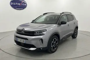 SUV Citroën C5 Aircross gris en 3/4 avant droit, avec toit noir et jantes distinctives, dans un studio blanc.