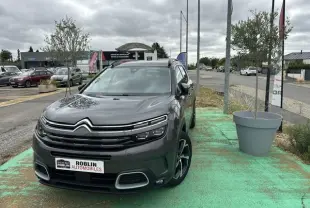 Citroën C5 Aircross marron vue 3/4 avant droit, avec calandre distinctive et jantes noires, stationné en extérieur.