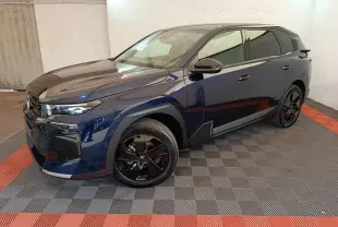 Citroën C5 Hybride bleu en 3/4 avant droit, avec jantes noires brillantes et lignes anguleuses modernes.