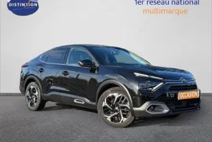 Citroën C4 X noir vue 3/4 avant droit, avec signature lumineuse distinctive et jantes alliage modernes.