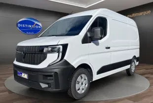 Renault Master blanc en 3/4 avant droit, fourgon utilitaire avec calandre noire et pare-chocs contrasté.