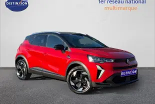 Renault Captur 1.0 Eco-G 100ch Techno 2025 en Rouge Flamme/Noir Etoilé, vue 3/4 avant avec jantes noires distinctives.