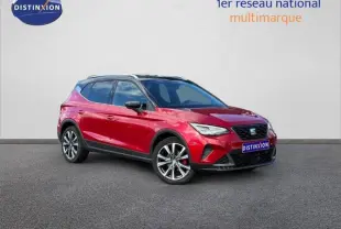 SEAT Arona 2025 rouge Désir avec toit noir Minuit, vue 3/4 avant droit mettant en valeur ses jantes alliage.