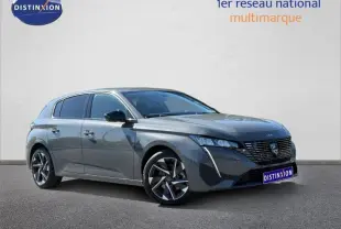 Peugeot 308 gris en 3/4 avant droit, avec calandre distinctive et jantes alliage modernes.