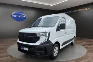 Vue 3/4 avant d’un Renault Master blanc avec calandre noire et pare-chocs contrasté dans un showroom.
