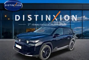 Vue 3/4 avant d'un Citroën C5 Aircross noir 2026 avec jantes noires, devant une vitrine Distinxion.