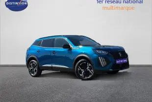 Peugeot 2008 hybride bleu obsession en 3/4 avant droit, avec jantes noires et détails chromés sur carrosserie.