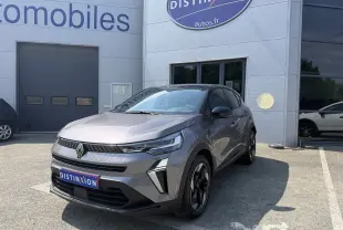 Renault Captur 2026 gris Cassiopée bi-ton en vue 3/4 avant, avec jantes aluminium noires et calandre moderne.