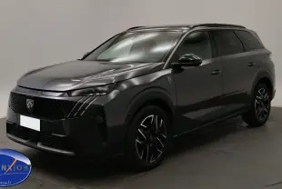 Peugeot 5008 III Hybrid gris titane en 3/4 avant droit, mettant en valeur sa calandre distinctive et ses jantes bi-ton.