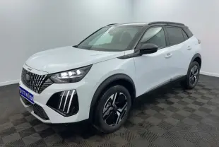 Peugeot 2008 Hybrid blanc vue 3/4 avant droit avec toit noir et jantes noires distinctives.