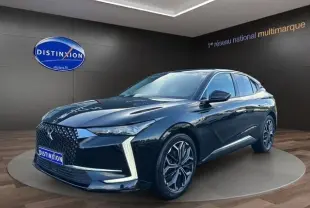 Vue 3/4 avant d'une DS4 BlueHDi 130 Rivoli noire avec calandre distinctive et jantes alliage stylisées.