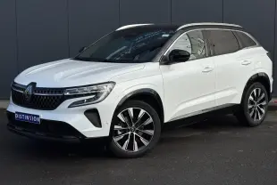 Renault Austral blanc nacré en 3/4 avant droit, toit panoramique noir étoilé et jantes alliage noires diamantées.