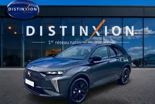 DS7 1.5 BlueHDi 130 gris titane en 3/4 avant droit, avec calandre distinctive et jantes noires brillantes.