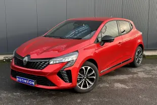 Renault Clio Rouge Désir vue 3/4 avant droit, avec jantes alliage et rétroviseurs noirs contrastants.