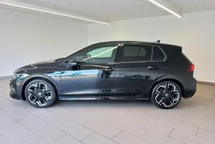 Profil droit de la Volkswagen Golf 1.5 eTSI 150 DSG7 R-Line Edition noire, avec jantes alliage et vitres teintées.