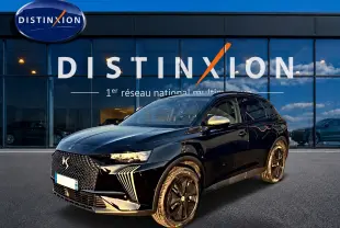 DS7 1.5 BlueHDi 130 noir en 3/4 avant droit, avec calandre distinctive et jantes noires brillantes.
