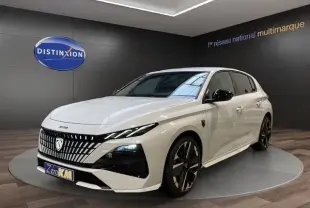 Vue 3/4 avant droite d'une Peugeot 308 Hybrid 145 GT blanche avec calandre distinctive et jantes noires en showroom.
