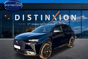 DS7 1.5 BlueHDi noir en 3/4 avant droit, avec calandre distinctive et jantes noires brillantes devant showroom Distinxion.