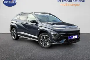 Vue 3/4 avant droite d'un Hyundai Kona 2025 Cyber Gray métallisé avec jantes alu et détails noirs contrastants.
