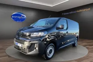 Peugeot Expert Fourgon noir en 3/4 avant droit, avec calandre moderne et jantes acier visibles en showroom.