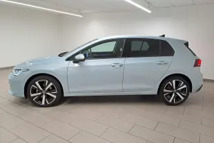 Profil droit d'une Volkswagen Golf 1.5 eTSI 116 DSG7 VW Edition bleu glacier avec jantes alliage 18 pouces Catania.