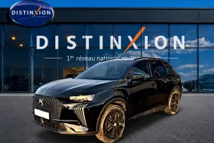 DS7 noir vue 3/4 avant droit, avec calandre distinctive DS et jantes alliage noires devant un showroom Distinxion.