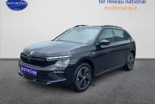 Vue 3/4 avant d'un Skoda Kamiq noir 2026 avec jantes alu et barres de toit, sur fond neutre.